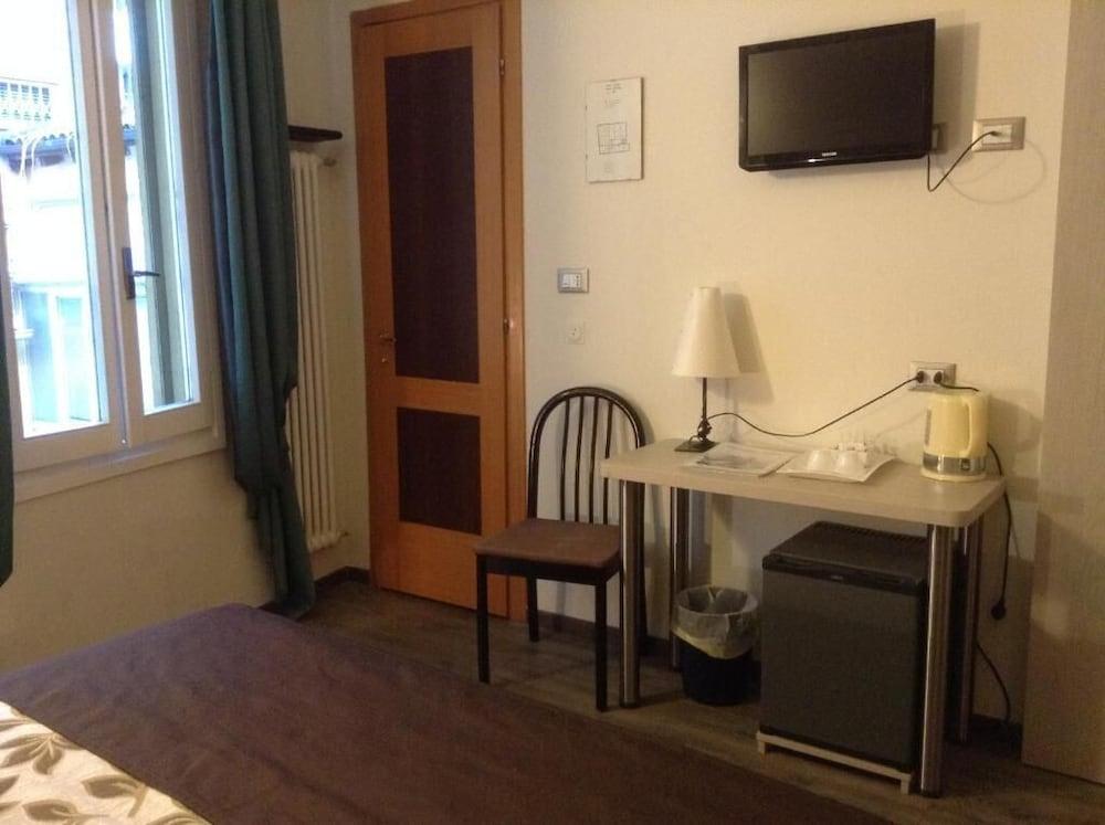 Hotel Holiday- Alla Finestrella Bologne Extérieur photo