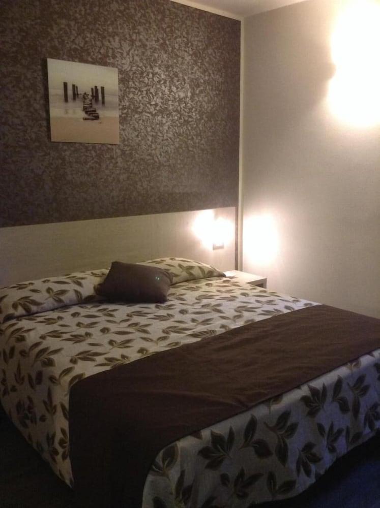 Hotel Holiday- Alla Finestrella Bologne Extérieur photo