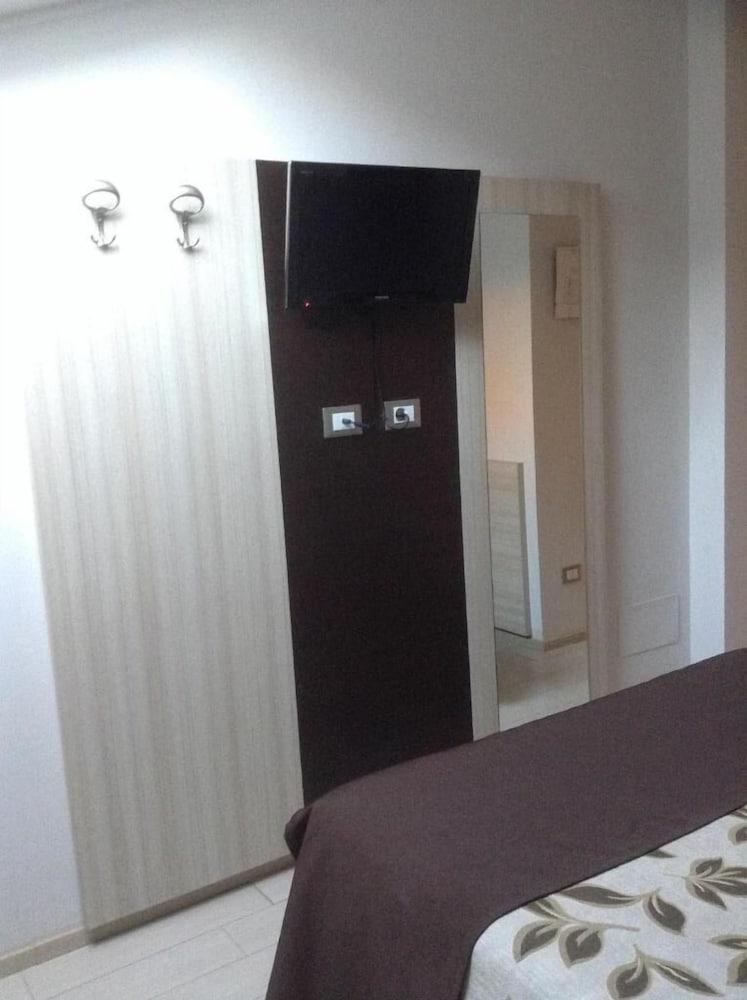Hotel Holiday- Alla Finestrella Bologne Extérieur photo
