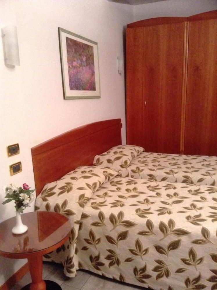 Hotel Holiday- Alla Finestrella Bologne Extérieur photo