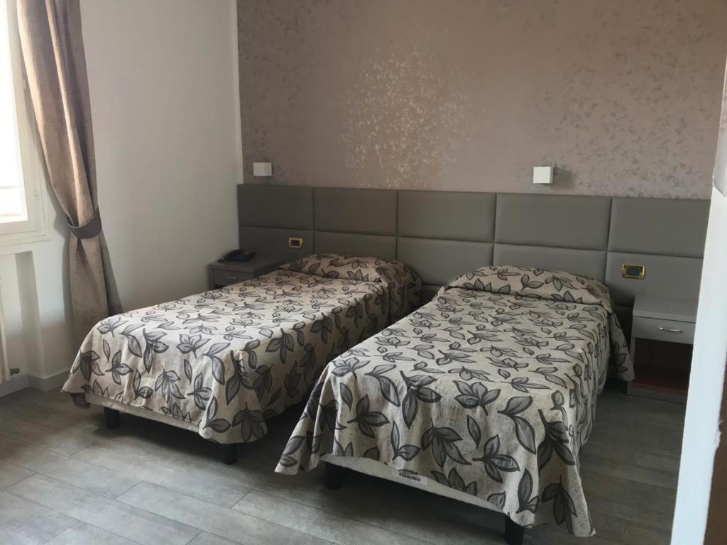 Hotel Holiday- Alla Finestrella Bologne Extérieur photo