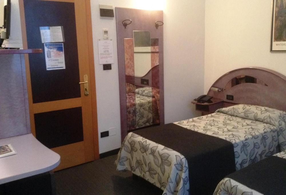 Hotel Holiday- Alla Finestrella Bologne Extérieur photo