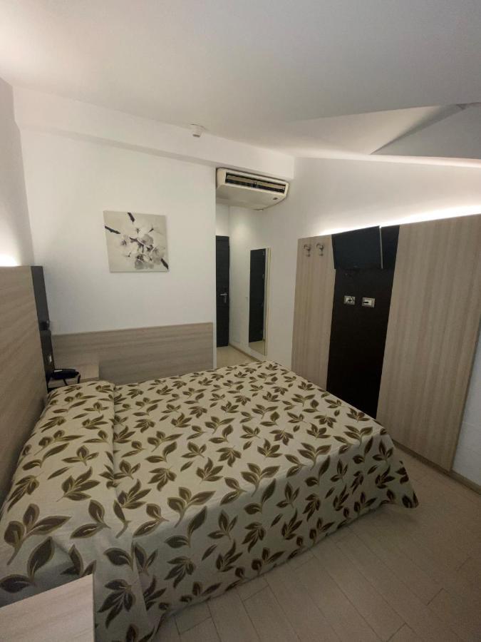 Hotel Holiday- Alla Finestrella Bologne Extérieur photo