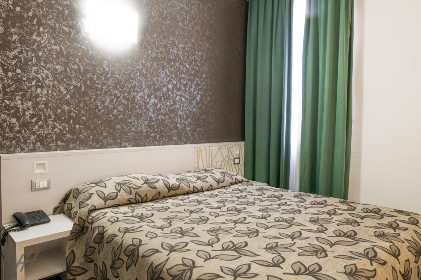 Hotel Holiday- Alla Finestrella Bologne Extérieur photo
