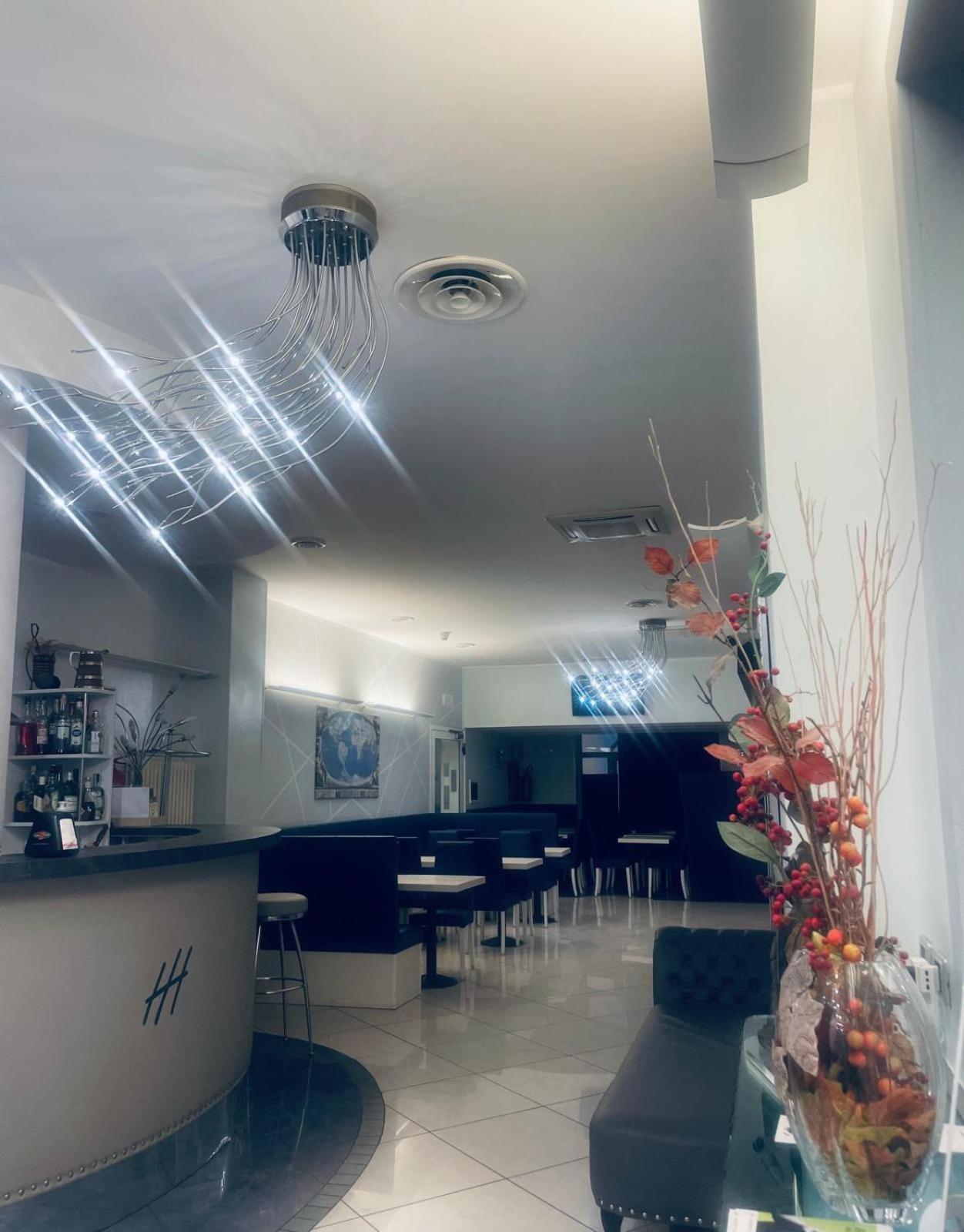 Hotel Holiday- Alla Finestrella Bologne Extérieur photo