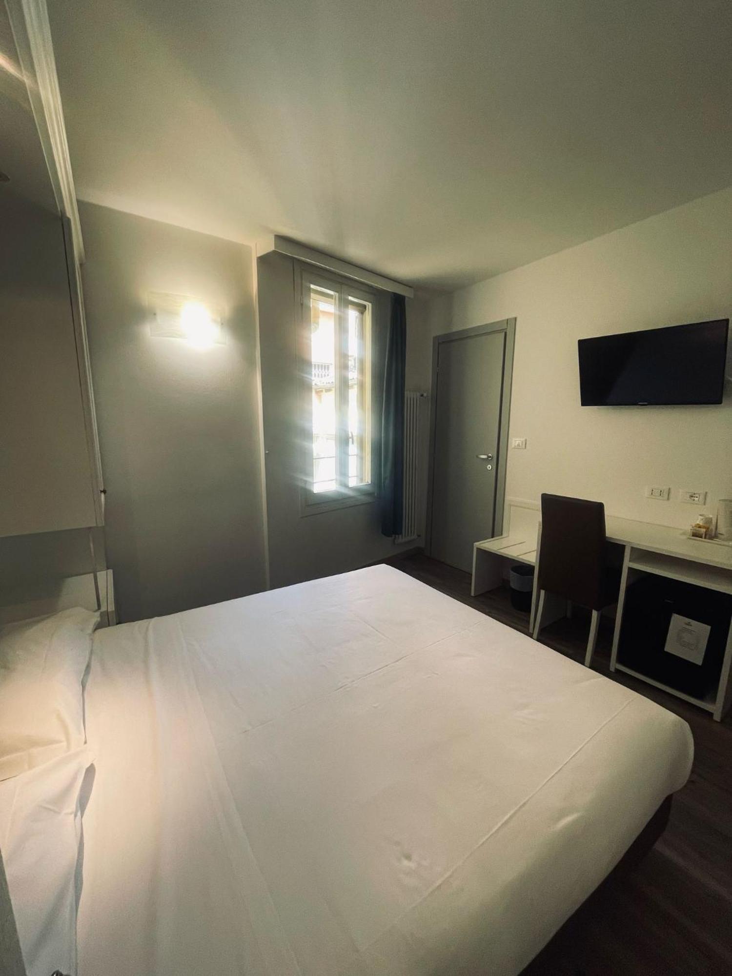 Hotel Holiday- Alla Finestrella Bologne Extérieur photo