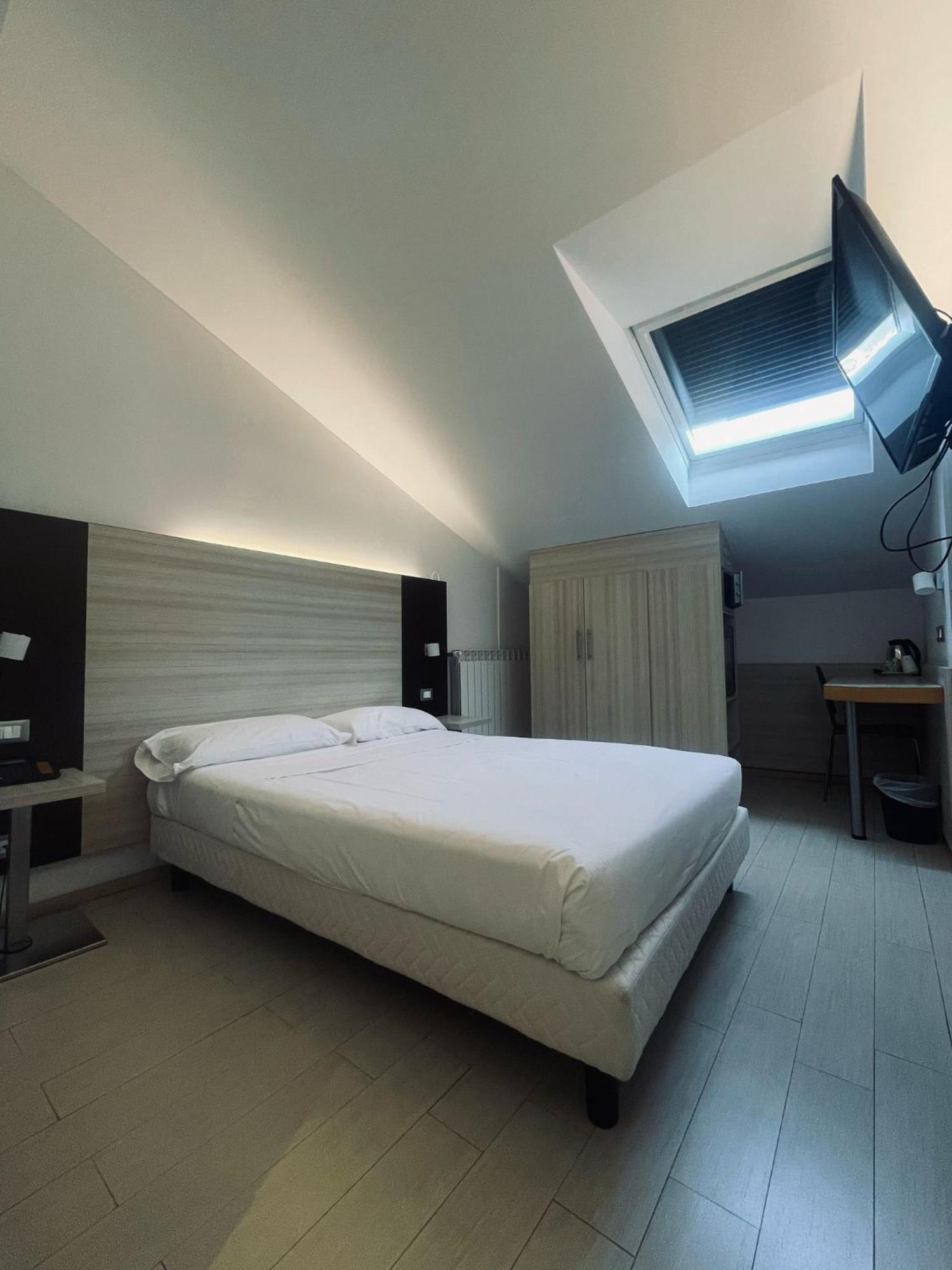 Hotel Holiday- Alla Finestrella Bologne Extérieur photo