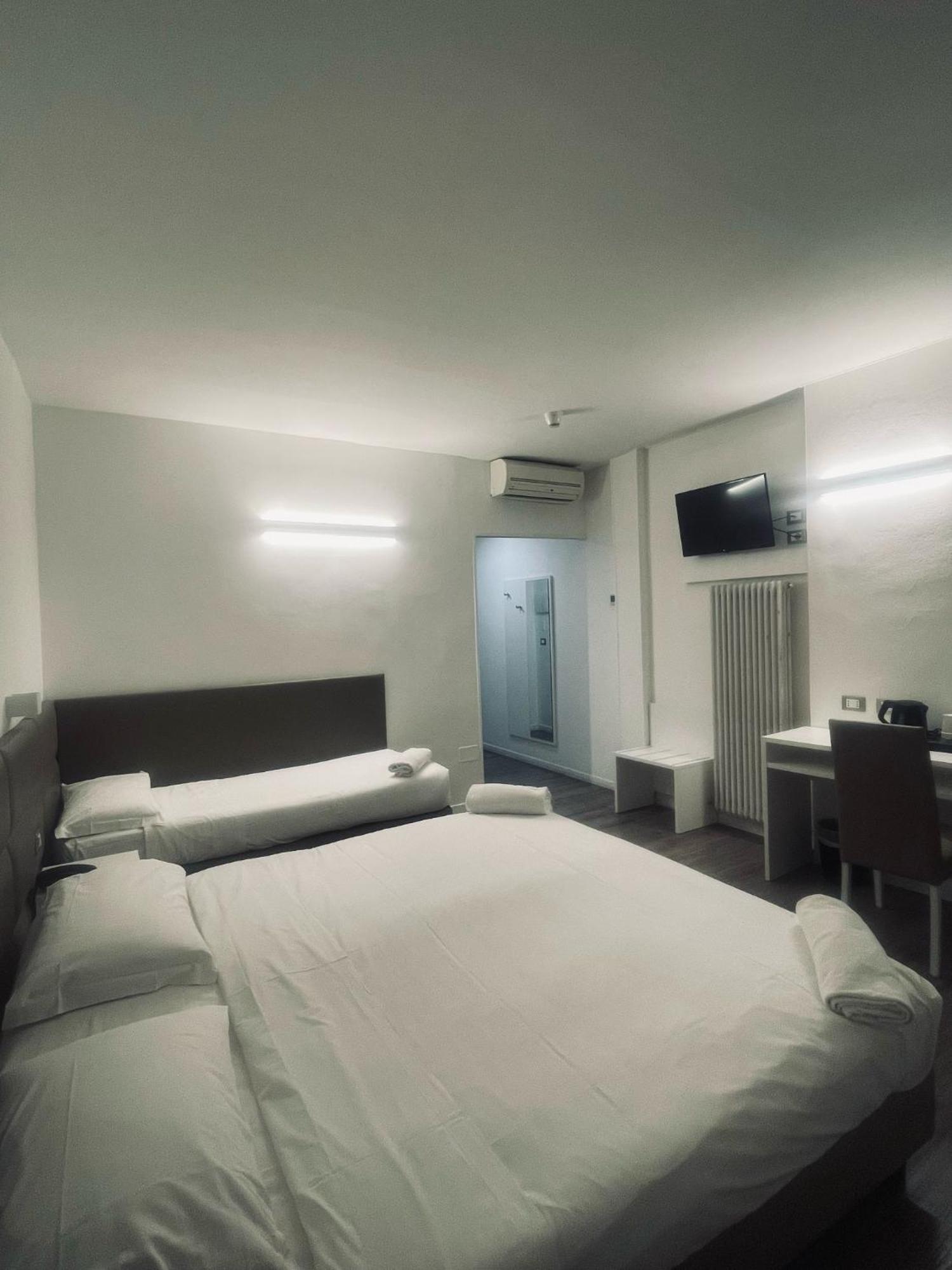 Hotel Holiday- Alla Finestrella Bologne Extérieur photo