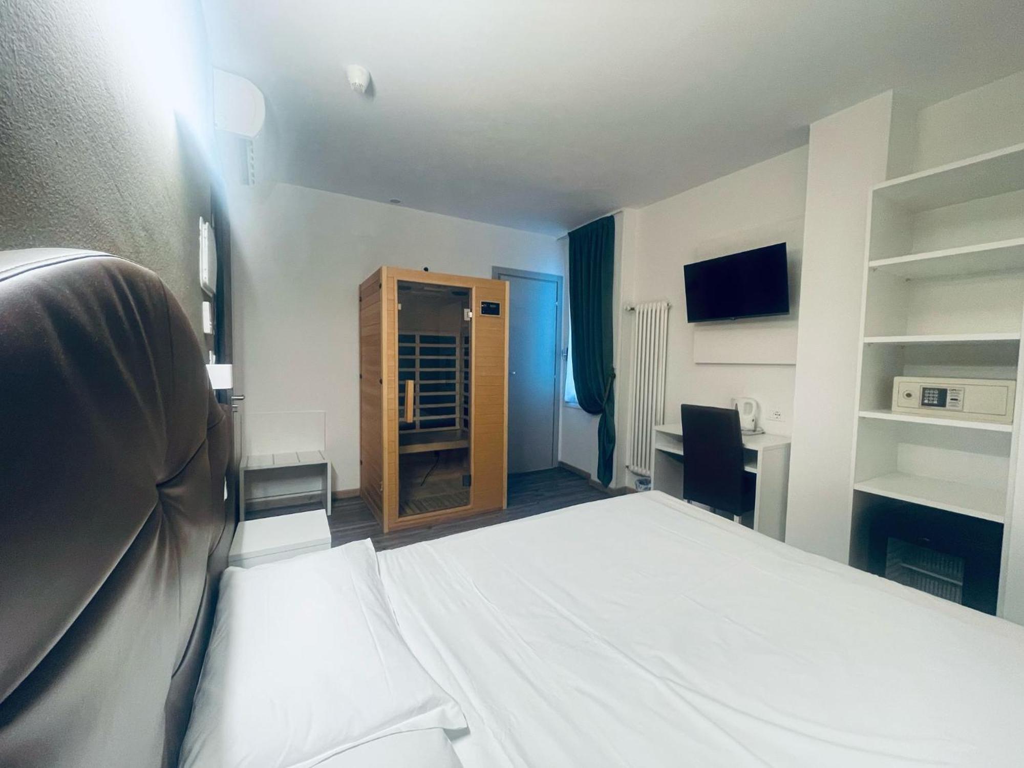 Hotel Holiday- Alla Finestrella Bologne Extérieur photo