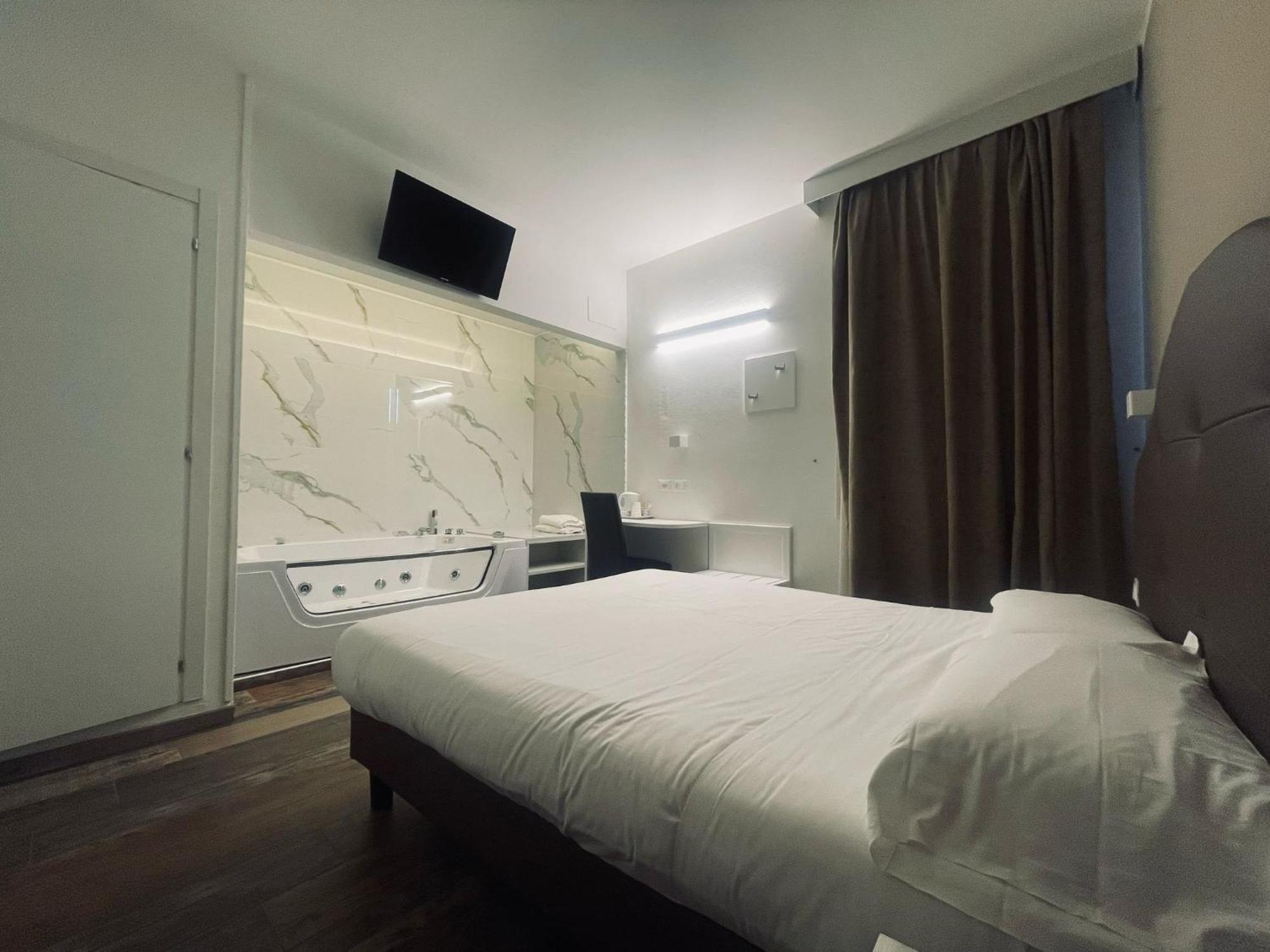 Hotel Holiday- Alla Finestrella Bologne Extérieur photo