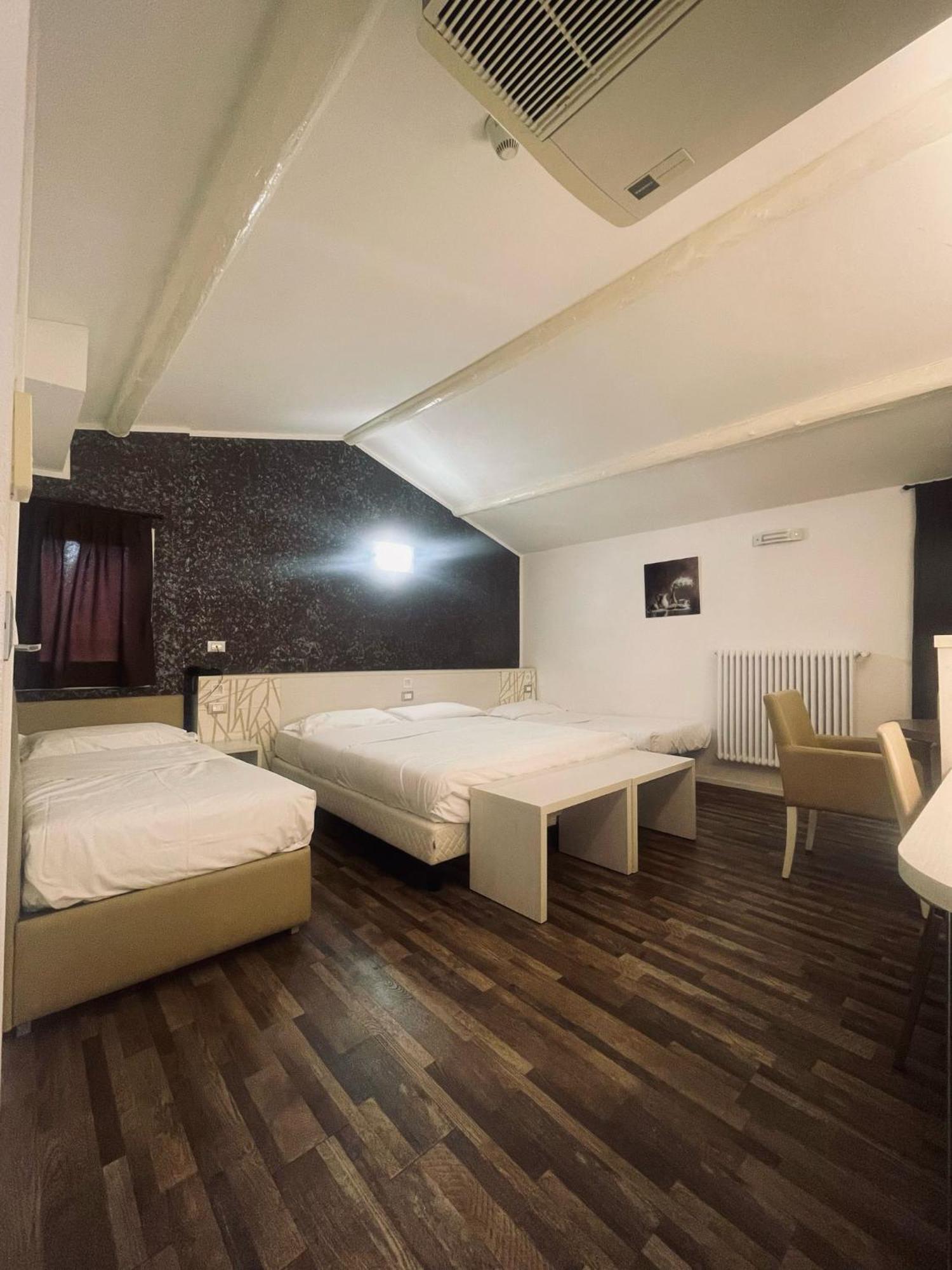 Hotel Holiday- Alla Finestrella Bologne Extérieur photo