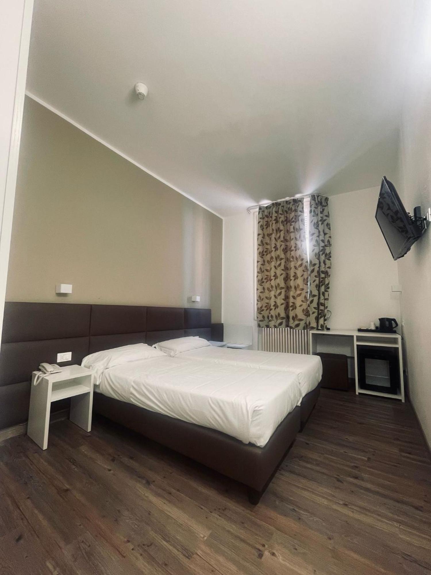 Hotel Holiday- Alla Finestrella Bologne Extérieur photo
