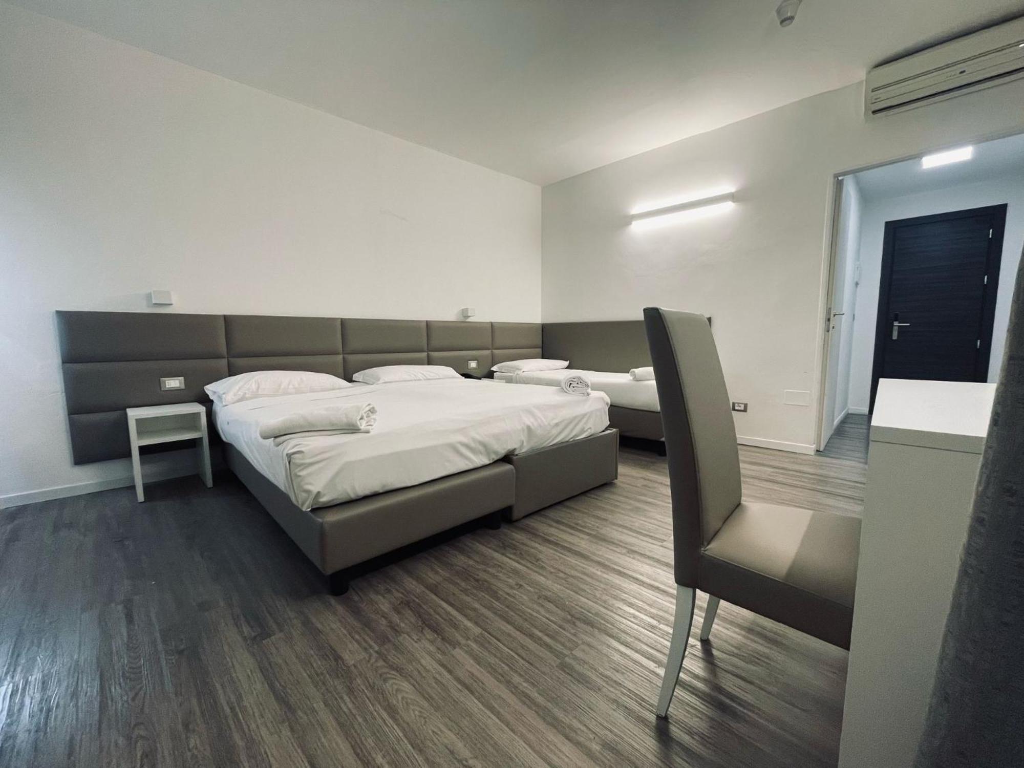 Hotel Holiday- Alla Finestrella Bologne Extérieur photo