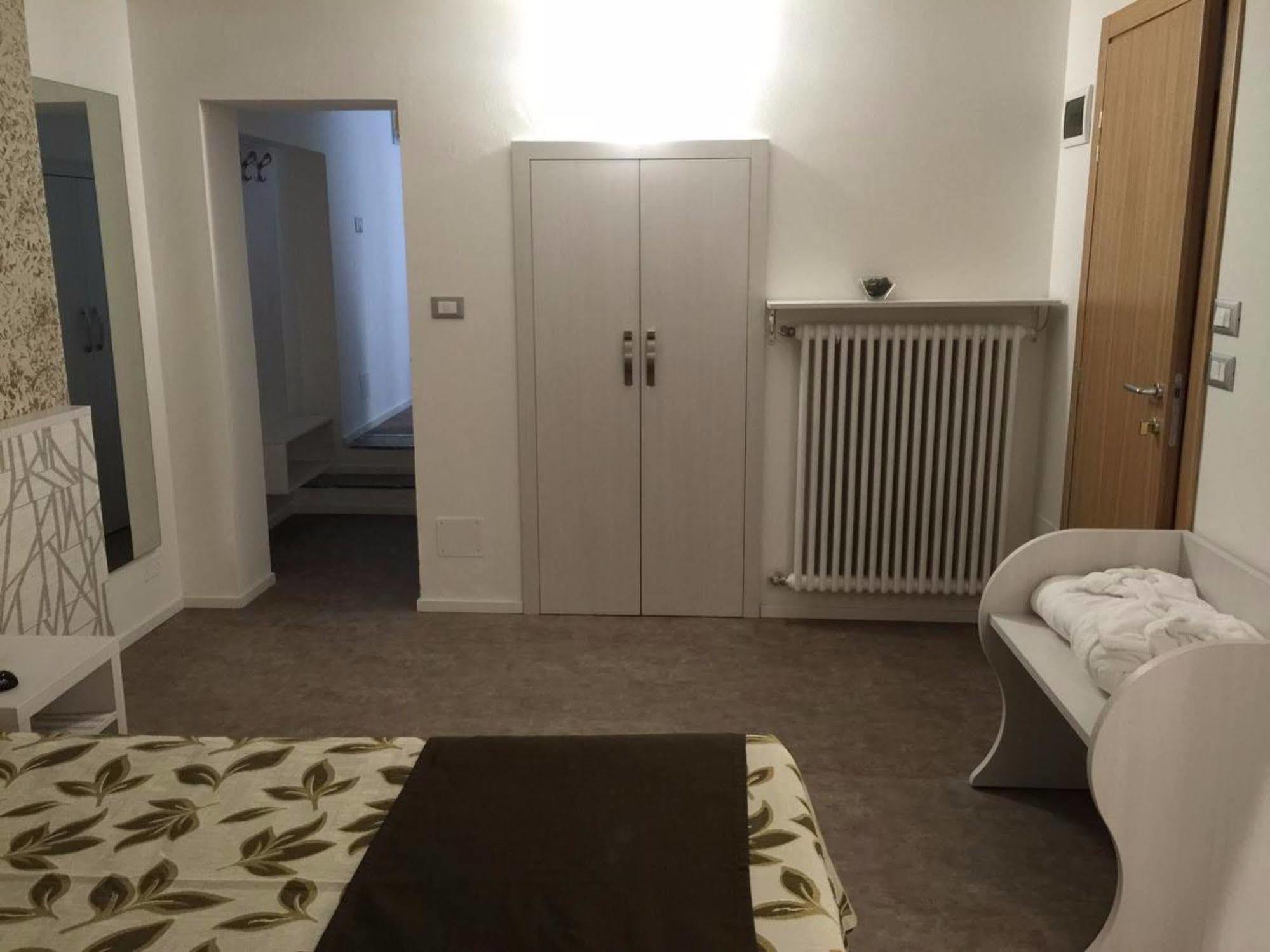 Hotel Holiday- Alla Finestrella Bologne Extérieur photo